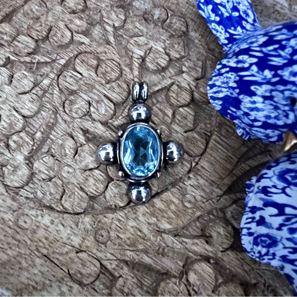 Vintage sterling Silver Cross Pendant with Blue topaz gemstone gorgeous - Picture 3 of 7